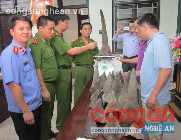 Phòng Cảnh sát ĐTTP về Trật tự quản lý kinh tế và chức vụ Công an tỉnh và  Viện KSND tỉnh mở niêm phong lô hàng sừng tê giác mua bán trái phép 