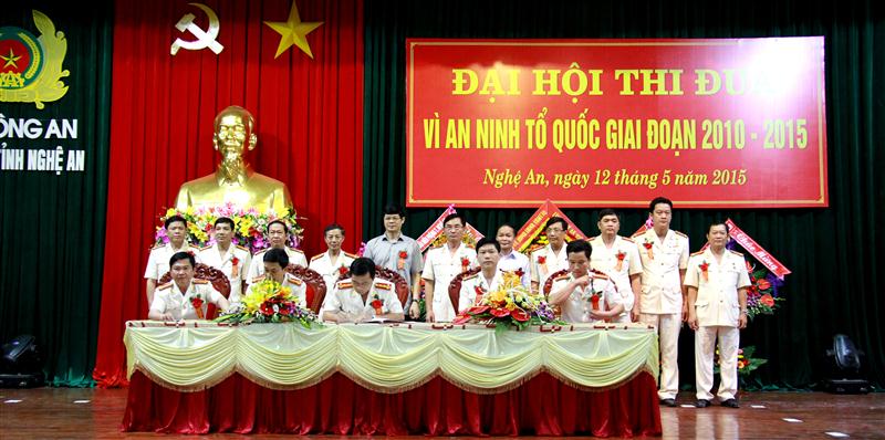 Đại diện lãnh đạo công an các đơn vị địa phương ký kết giao ước thi đua