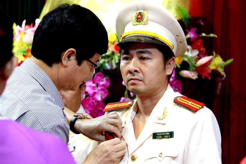 Gắn Huân chương chiến công cho cá nhân tiêu biểu xuất sắc.