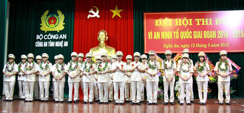 Tôn vinh các cá nhân có thành tích xuất sắc trong giai đoạn 2010 - 2015.