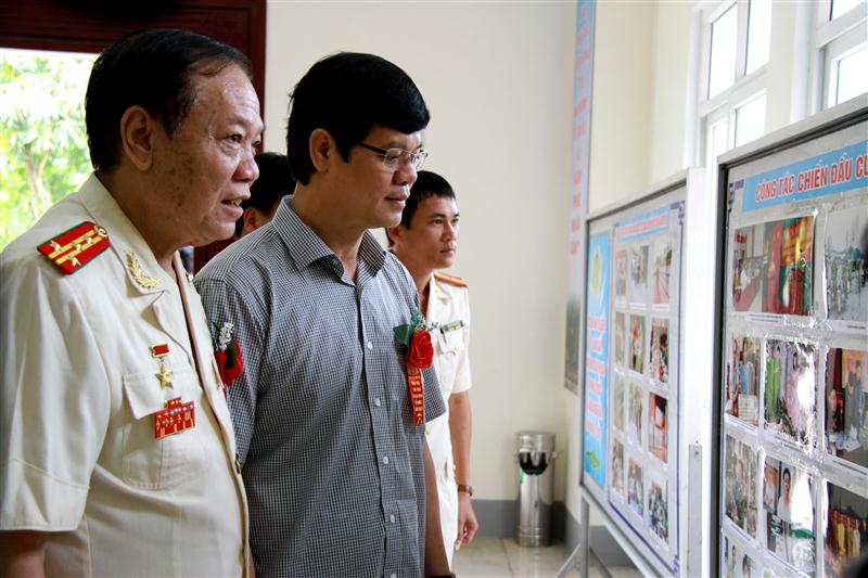 Các đại biểu tham quan triển lãm ảnh Công an Nghệ An giai đoạn 2010 - 2015