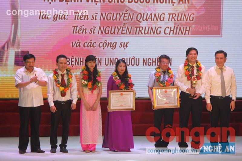 Đồng chí Nguyễn Xuân Đường, Chủ tịch UBND tỉnh trao giải cho các tác giả đạt giải