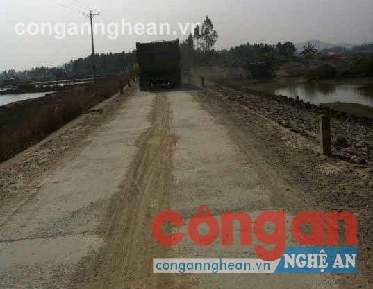 Xe trọng tải lớn đang cày xới tuyến đê biển ngăn mặn tại phường Quỳnh Dị, TX Hoàng Mai 