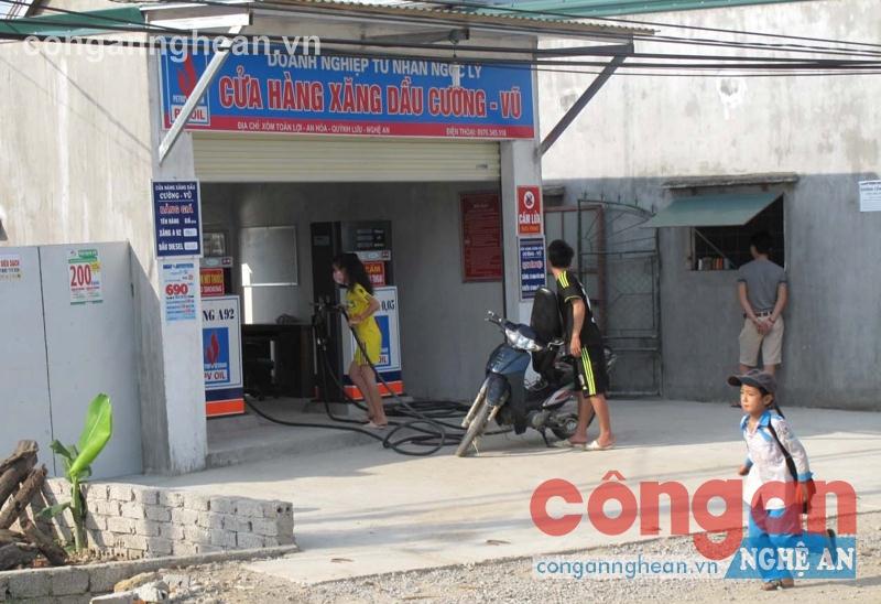 Cây xăng Cường Vũ vẫn vô tư hoạt động dù đã có các biên bản  đình chỉ hoạt động (ảnh chụp ngày 9/5/2015) 