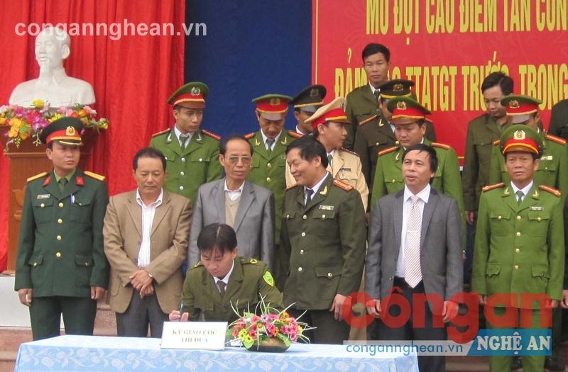 Các đội công tác Công an huyện Tân Kỳ ký cam kết đảm bảo ANTT trên địa bàn