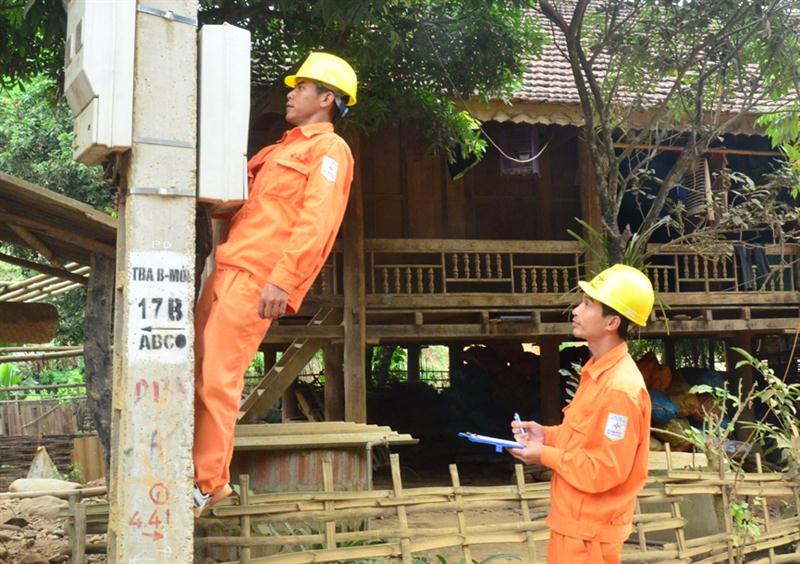 Ngành Điện lực tăng cường kiểm tra lượng điện tiêu thụ của các hộ dân
