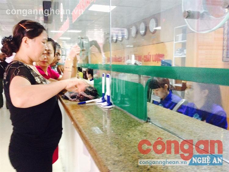 Người dân cần tham gia BHYT để bảo vệ lợi ích của bản thân và gia đình (Trong ảnh: Người dân có tham gia BHYT đến khám bệnh tại Bệnh viện Đa khoa Cửa Đông (TP Vinh))