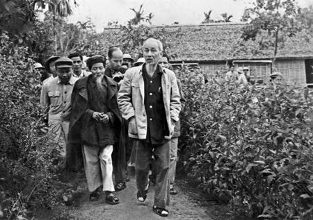 Bác Hồ trong chuyến thăm quê lần thứ 2 vào tháng 12/1961 - Ảnh tư liệu
