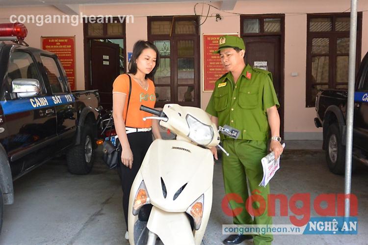 Cảnh sát 113 trao trả tài sản cho bị hại