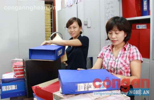 Cán bộ Phòng Người có công Sở LĐTBXH Nghệ An kiểm tra hồ sơ lưu trữ