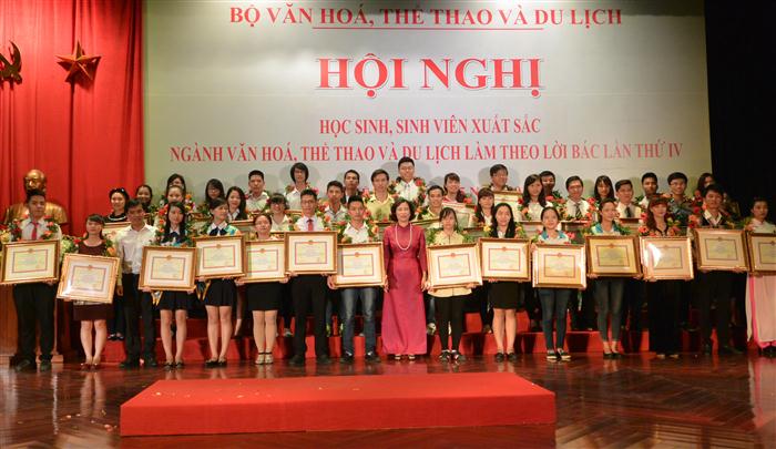 Lãnh đạo Bộ VH, TT & DL và Bộ Giáo dục & đào tạo trao thưởng cho các học sinh sinh viên xuất sắc