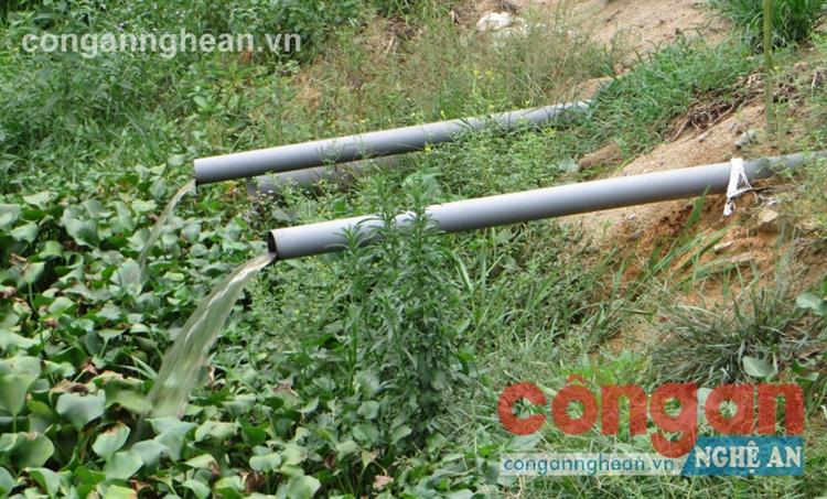Nước thải sau khi xử lý chảy ra hồ Tràng Đen vẫn có màu xanh đen