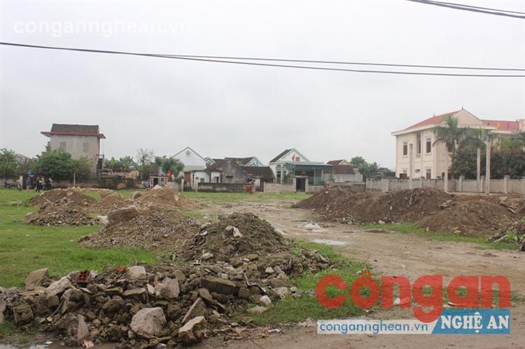 Các loại phế thải xây dựng ngổn ngang trên sân vận động xã Diễn Bích