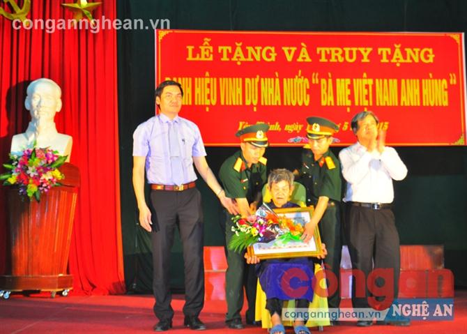 Mẹ Việt Nam anh hùng Phạm Thị Lương, một trong những nhân vật mà Báo Công an Nghệ An đã phản ánh vừa được vinh danh mẹ Việt Nam anh hùng
