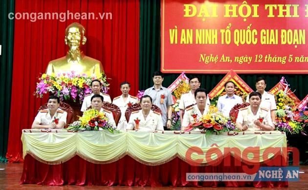 Các đơn vị Công an tỉnh ký kết giao ước thi đua lập nhiều chiến công dâng Bác - Ảnh Thiên Thảo