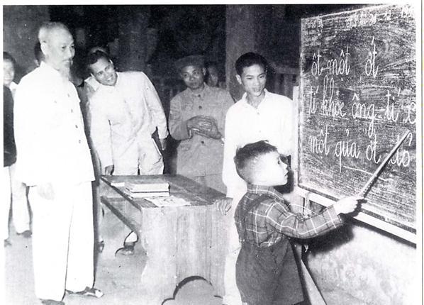 Bác Hồ luôn quan tâm tới việc chăm lo, giáo dục thế hệ trẻ - Ảnh tư liệu