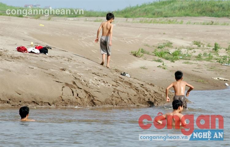 Cần tuyên truyền để trẻ em không tham gia tắm sông, suối nhằm hạn chế tình trạng đuối nước thường xảy ra trong dịp hè