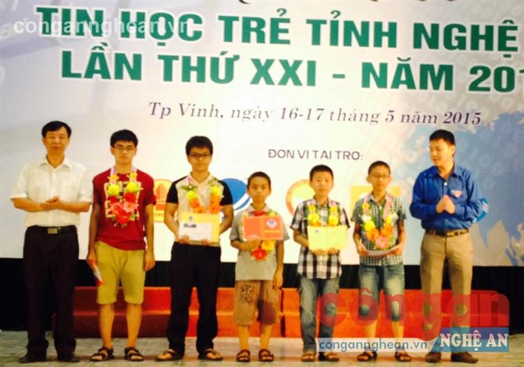 Ban tổ chức trao giải cho các thí sinh đạt giải