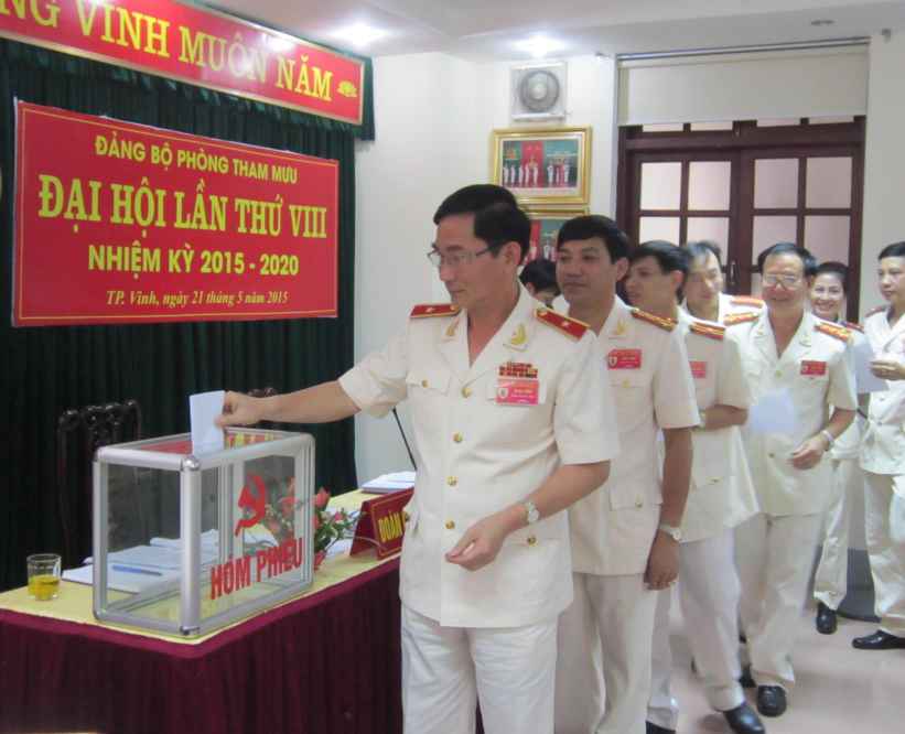 Các đại biểu bỏ phiếu bầu BCH nhiệm kỳ mới