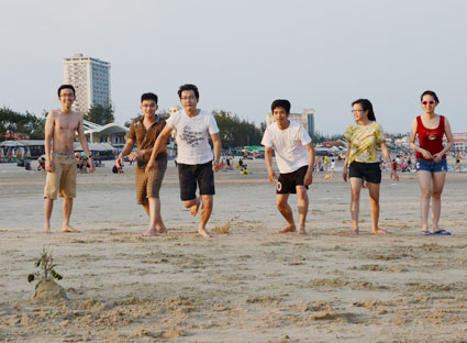 Trong dịp hè, thời tiết nắng nóng nên du lịch biển luôn thu hút nhiều du khách. Trong ảnh: Du khách vui chơi trên Bãi Sau.