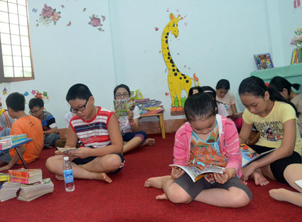 Thiếu nhi đọc sách tại phòng đọc Thiếu nhi Thư viện Vũng Tàu.