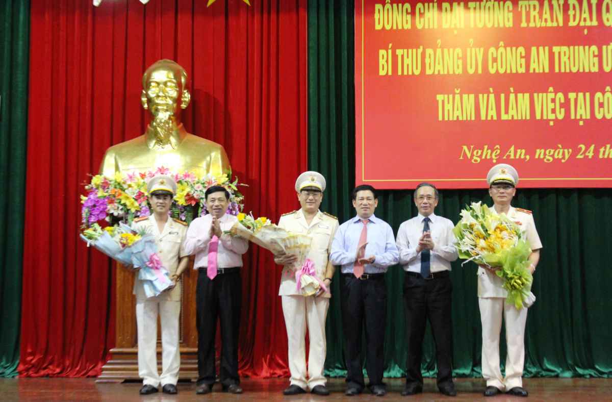 Lãnh đạo tỉnh Nghệ An chúc mừng các đồng chí nhận nhiệm vụ mới