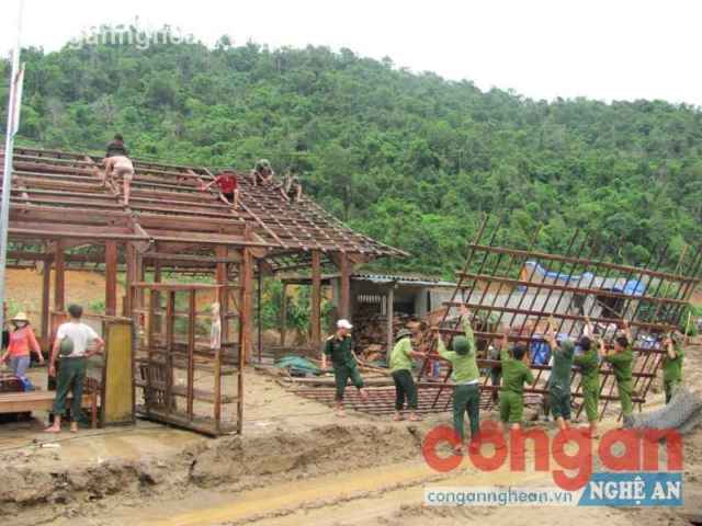 Tuổi trẻ Công an Nghệ An phối hợp với BĐBP giúp nhân dân dựng lại nhà sau trận lốc xoáy