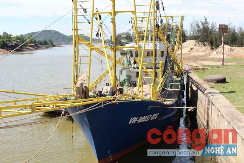 Tàu vỏ thép của ngư dân Nguyễn Quốc Trọng ở xã Nghi Quang, huyện Nghi Lộc sau chuyến ra khơi trở về