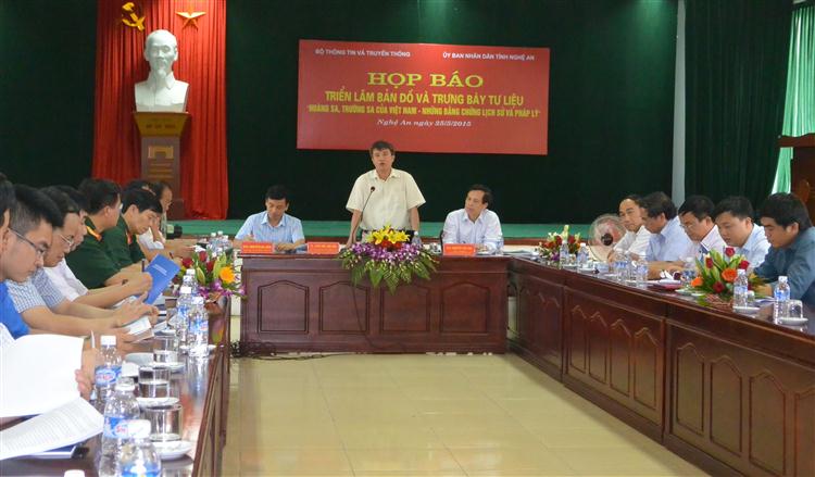 Tại họp báo