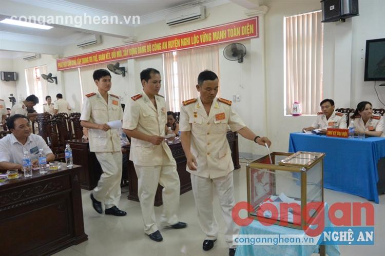 Các đại biểu bỏ phiếu bầu Ban Chấp hành khóa mới