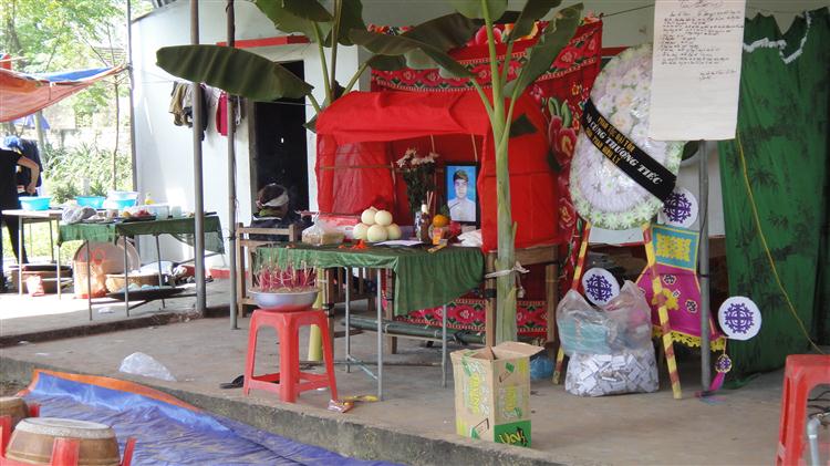 Gia đình nạn nhân đang tiến hành làm mai táng nạn nhân theo phong tục địa phương