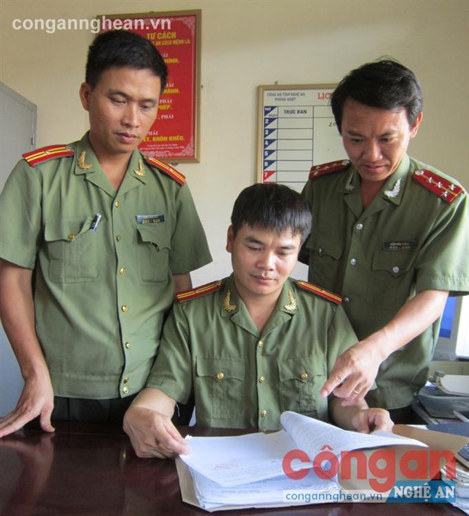   Cán bộ Phòng An ninh điều tra trao đổi công việc trước khi xuống địa bàn 
