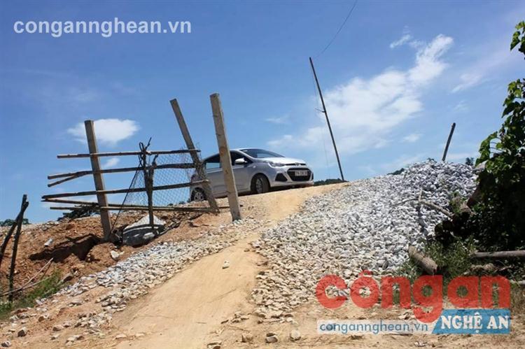 Đường dân sinh bị đổ đất, rào lưới B40 ảnh hưởng đến đời sống của người dân