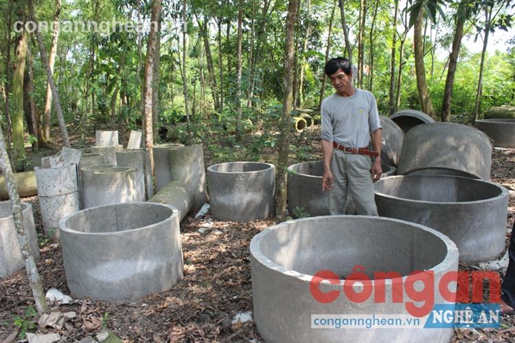 Sự cần cù, tháo vát của anh Bình đã mang lại       cho gia đình anh nguồn thu nhập               hàng chục triệu đồng mỗi tháng