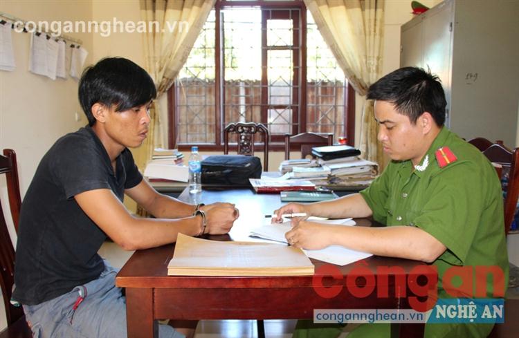 Công an huyện Diễn Châu lấy lời khai                                      của đối tượng Nguyễn Văn Ngọc