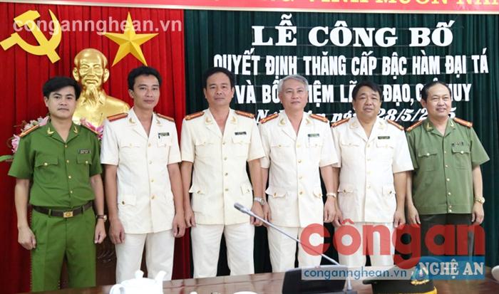Lãnh đạo Công an tỉnh chúc mừng các đồng chí                            được thăng cấp bậc hàm và bổ nhiệm lãnh đạo chỉ huy