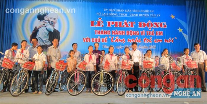 Đại diện lãnh đạo Công ty Prudential trao xe đạp cho trẻ em nghèo