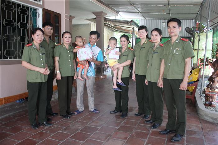Lãnh đạo cốt cán Phòng Hồ sơ tặng quà cho 2 cháu là con của cán bộ đơn vị đã mất