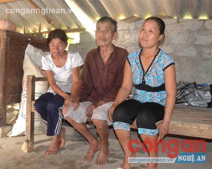 Cụ Nhỏ cùng hai cô con gái trong ngôi nhà rách nát