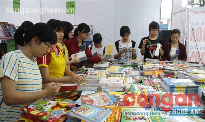 Giới trẻ nên lựa chọn những cuốn sách phù hợp, tránh những truyện ngôn tình không hợp với thuần phong mỹ tục của dân tộc