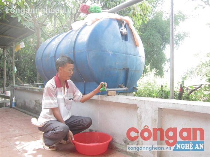 Không có nước sạch, người dân phải                    “chắt chiu” từng giọt nước mưa