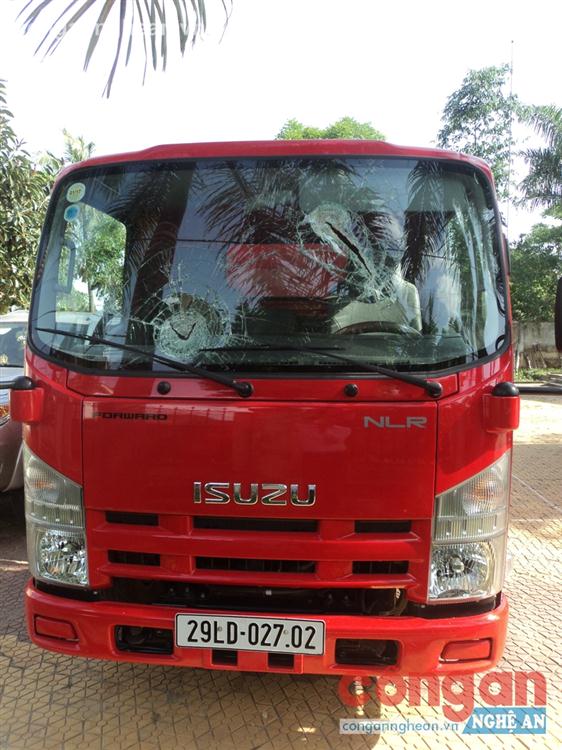 Chiếc xe bị Nghĩa vô cớ đập vỡ kính