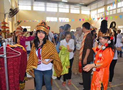 Các bạn trẻ thích thú với trang phục truyền thống Indonesia được trưng bày, giới thiệu tại Ngày Văn hóa Việt Nam-Indonesia.