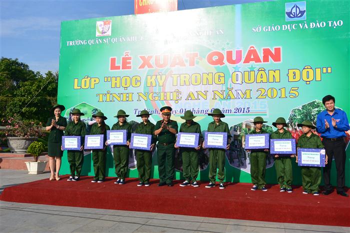 Các đồng chí lãnh đạo tặng quà 1/6 