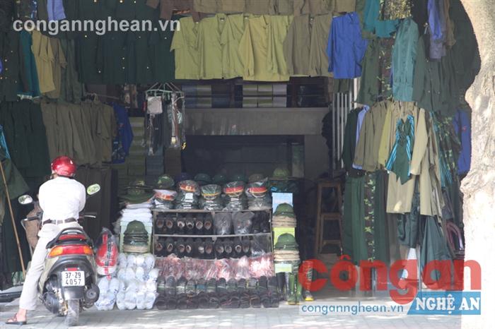 Quân trang được bày bán tràn lan trên đường Lê Duẩn (TP Vinh)