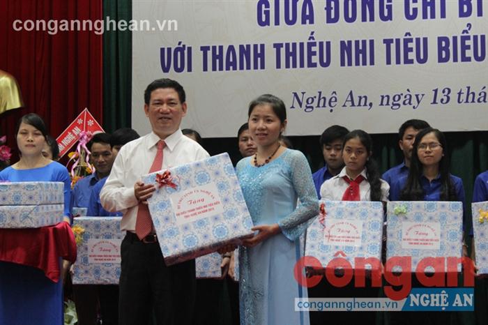 Cô giáo Nguyễn Thị Châu Duyên tại buổi lễ vinh danh                      “Thanh, thiếu nhi tiêu biểu tỉnh Nghệ An năm 2015”