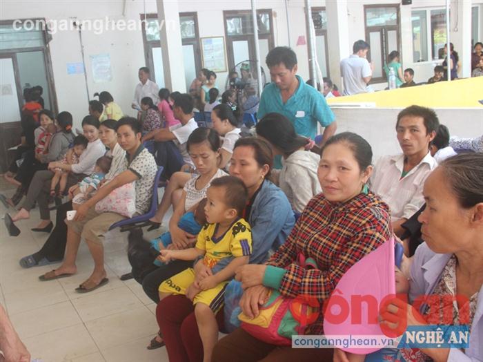 Nắng nóng, trẻ em đi khám bệnh gia tăng đột biến