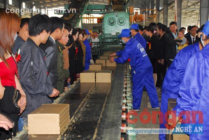 Làng ngói cừa (Tân Kỳ) đầu tư dây chuyền công nghệ cao vào sản xuất