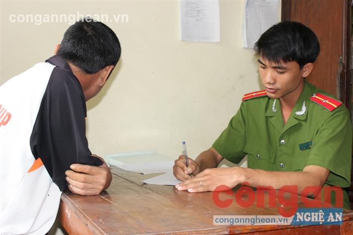 Cán bộ Công an huyện Nam Đàn lấy lời khai của đối tượng trộm cắp tài sản