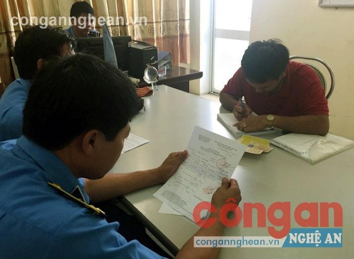 Lực lượng thanh tra giao thông làm việc với tài xế chiếc xe khách vi phạm